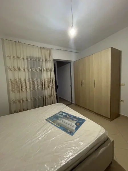 Tirane, jepet me qera apartament 1+1+Ballkon Kati 5, 60 m² 380 € (Rruga Muhamet Deliu, prane Restorant Fresku)