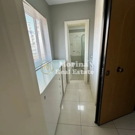 Tirane, jepet me qera apartament 3+1+Ballkon Kati 4, 100 m² 790 € (Pazari I Ri- prane Qendres)