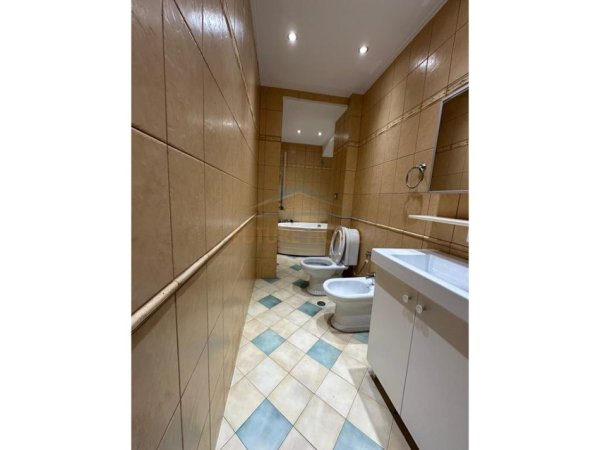 Tirane, jepet me qera ambjent biznesi Kati 2, 106 m² 1.200 € 