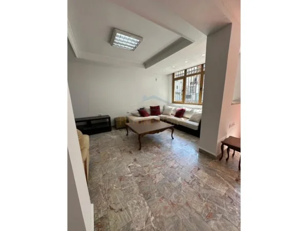 Tirane, jepet me qera ambjent biznesi Kati 2, 106 m² 1.200 € 