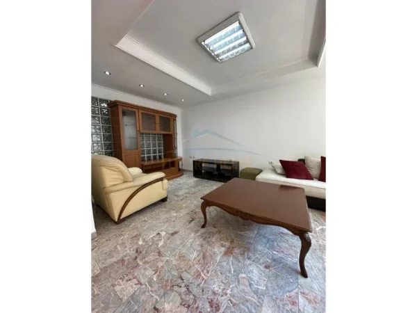 Tirane, jepet me qera ambjent biznesi Kati 2, 106 m² 1.200 € 