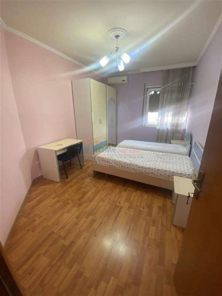 Tirane, jepet me qera apartament 3+1+Ballkon Kati 12, 175 m² 700 € (Bulevardi Bajram Curri)