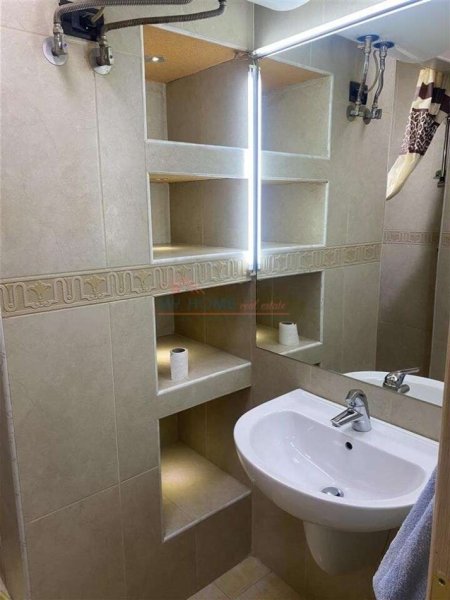 Tirane, jepet me qera apartament 3+1+Ballkon Kati 12, 175 m² 700 € (Bulevardi Bajram Curri)