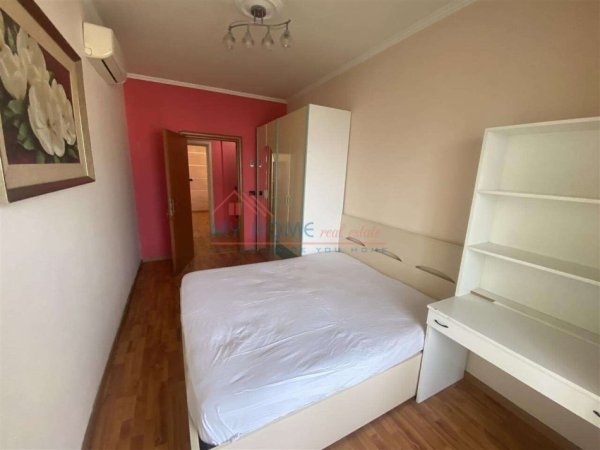 Tirane, jepet me qera apartament 3+1+Ballkon Kati 12, 175 m² 700 € (Bulevardi Bajram Curri)