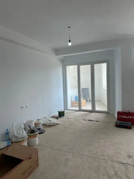 Tirane, jepet me qera zyre Kati 2, 96 m² 600 € (RIVER REZIDENC)