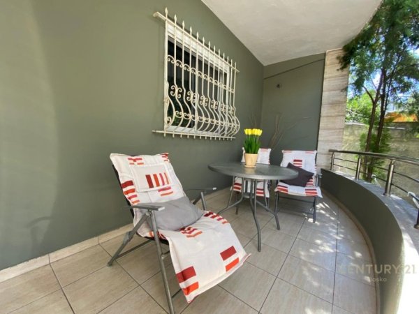 Tirane, jepet me qera apartament 1+1+Aneks+Ballkon Kati 1, 80 m² 600 € 