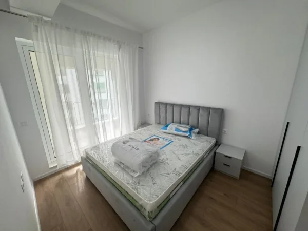 Tirane, jepet me qera apartament 1+1 Kati 6, 