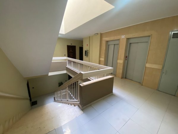Tirane, jepet me qera apartament 3+1+Ballkon Kati 12, 171 m² 700 € (Bulevardi Bajram Curri, Brryli)