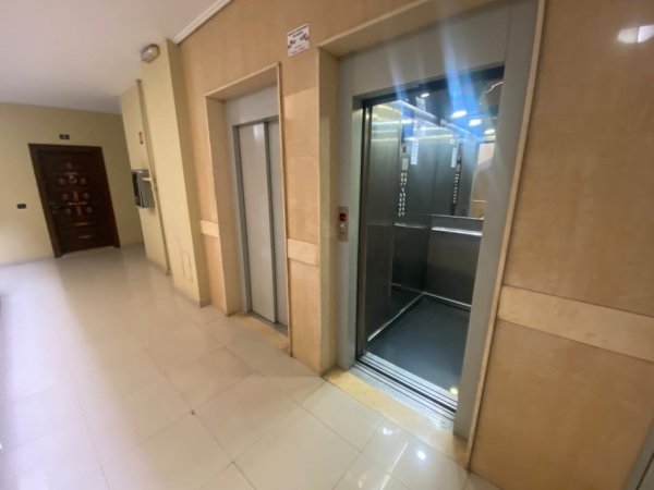 Tirane, jepet me qera apartament 3+1+Ballkon Kati 12, 171 m² 700 € (Bulevardi Bajram Curri, Brryli)