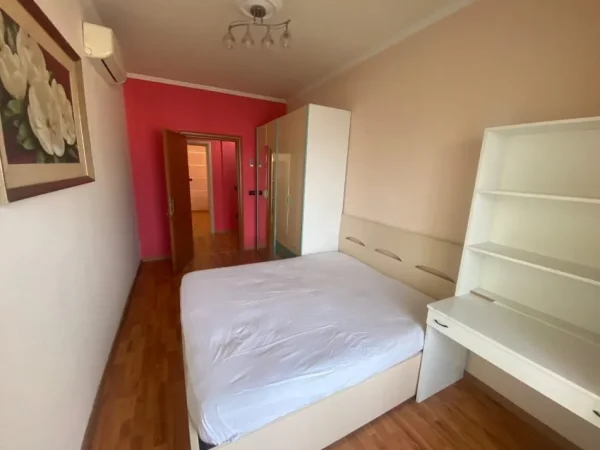 Tirane, jepet me qera apartament 3+1+Ballkon Kati 12, 171 m² 700 € (Bulevardi Bajram Curri, Brryli)