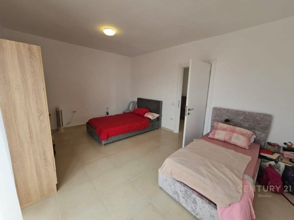 Tirane, jepet me qera apartament 2+1+Ballkon Kati 8, 100 m² 520 € (Kombinat)