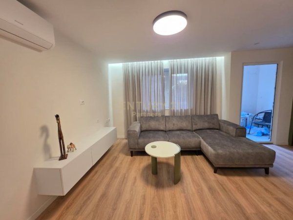 Tirane, jepet me qera apartament 2+1 Kati 1, 93 m² 900 € (pas Hotel Tiranës, pranë Bulevardit Kryesor)