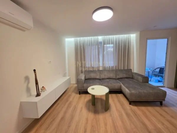 Tirane, jepet me qera apartament 2+1 Kati 1, 93 m² 900 € (pas Hotel Tiranës, pranë Bulevardit Kryesor)