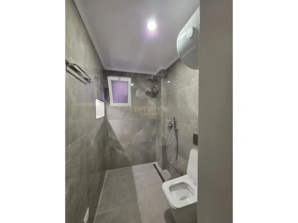 Tirane, jepet me qera apartament 2+1 Kati 1, 93 m² 900 € (pas Hotel Tiranës, pranë Bulevardit Kryesor)