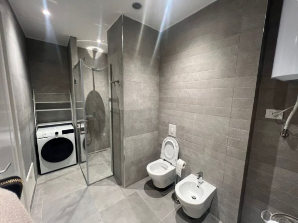 Tirane, jepet me qera apartament 3+1+Ballkon Kati 7, 134 m² 2.100 € (Rruga Faik Konica)