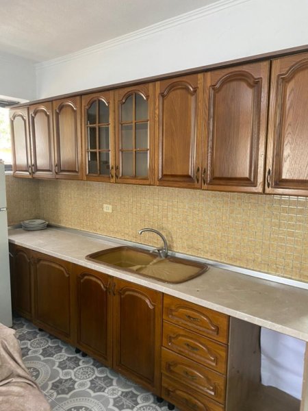 Jepet me Qera Hyrja 2+1 në Shtëpi Private, afër Spitalit QSUT , 450 €uro