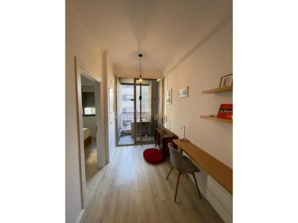 Tirane, jepet me qera apartament 1+1 Kati 4, 64 m² 950 € (Qera, Apartament 1+1, Blloku, Tiranë.)