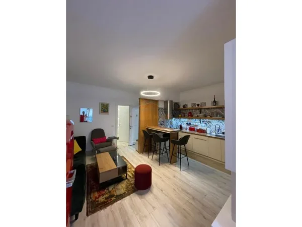 Tirane, jepet me qera apartament 1+1 Kati 4, 64 m² 950 € (Qera, Apartament 1+1, Blloku, Tiranë.)
