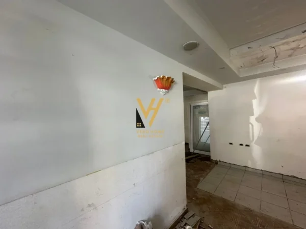 Tirane, jepet me qera ambjent biznesi Kati 0, 91 m² 1.300 € (STADIUMI DINAMO)