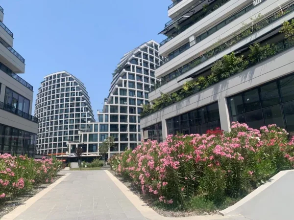 Tirane, jepet me qera apartament 2+1+Aneks+Ballkon Kati 3, 158 m² 1.850 € (liqeni artificial)