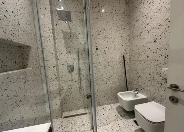 Tirane, jepet me qera apartament 1+1+Ballkon , 75 m² 850 € (Kompleksi Delijorgji, Apartment 1+1+Post Parkimi)