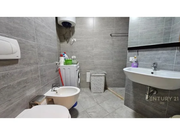 Tirane, jepet me qera apartament 2+1 Kati 8, 105 m² 800 € 