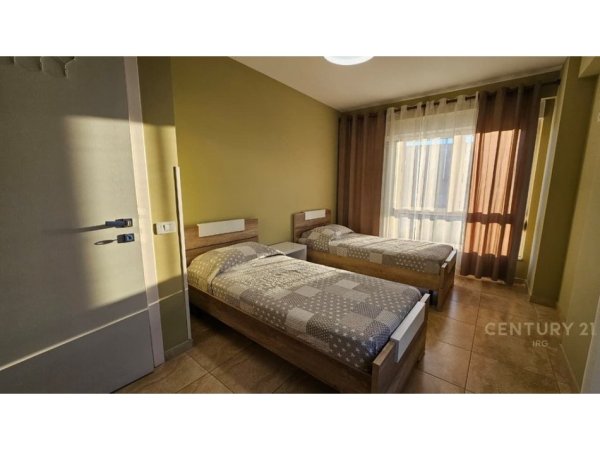 Tirane, jepet me qera apartament 2+1 Kati 8, 105 m² 800 € 