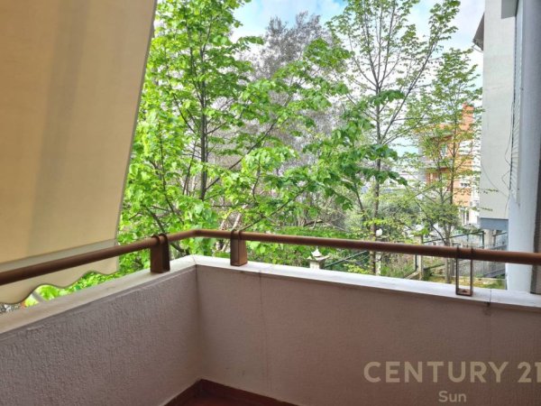 Tirane, jepet me qera apartament 2+1+post parkimi ,120 m² 800 € (Kopshti Botanik)