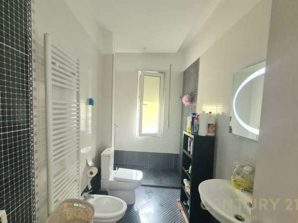 Tirane, jepet me qera apartament 2+1+post parkimi ,120 m² 800 € (Kopshti Botanik)