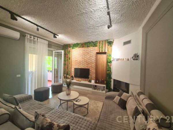 Tirane, jepet me qera apartament 2+1 Kati 2, 121 m² 800 € (Kopshti Botanik)