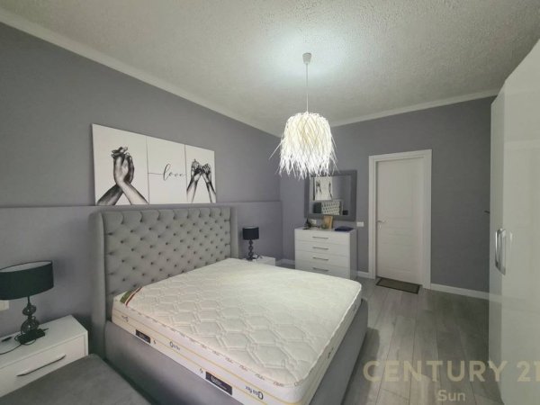 Tirane, jepet me qera apartament 2+1 Kati 2, 121 m² 800 € (Kopshti Botanik)