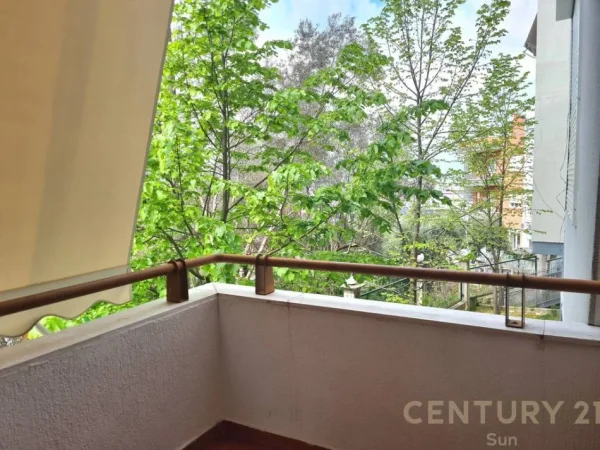 Tirane, jepet me qera apartament 2+1 Kati 2, 121 m² 800 € (Kopshti Botanik)