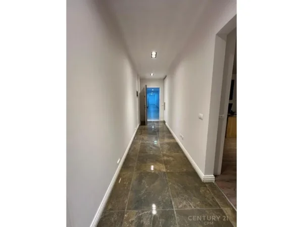 Tirane, jepet me qera ambjent biznesi Kati 7, 170 m² 2.500 € (Zogu Zi)
