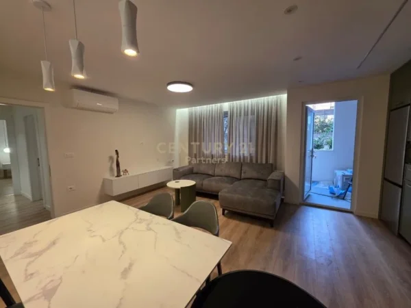 Tirane, jepet me qera apartament Kati 1, 93 m² 900 € (Sheshi Skenderbej)