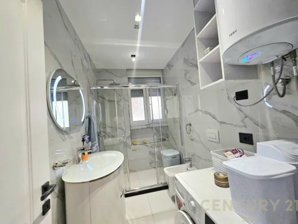 Tirane, shes apartament 2+1 Kati 3, 92 m² 240.000 € (Komuna e Parisit)