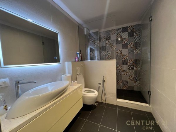Tirane, jepet me qera zyre Kati 7, 170 m² 2.500 € (Prane Ring Center, Zogu i Zi)