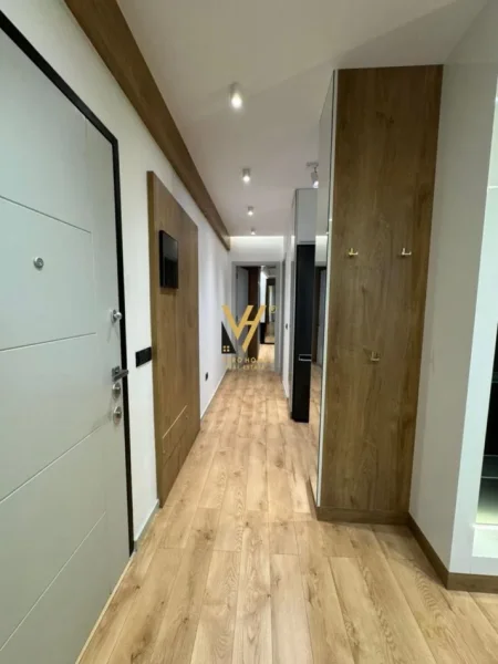 Tirane, jepet me qera apartament 1+1+Ballkon Kati 3, 80 m² 800 € (SELVIA)