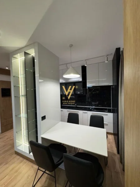 Tirane, jepet me qera apartament 1+1+Ballkon Kati 3, 80 m² 800 € (SELVIA)