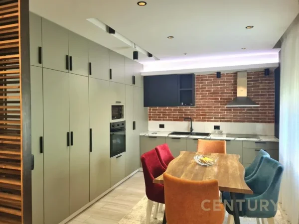 Tirane, jepet me qera apartament 2+1 Kati 2, 121 m² 800 € (PRANE KOPSHTIT BOTANIK)