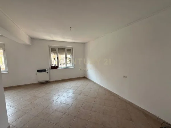 Tirane, shes apartament 3+1 Kati 3, 130 m² 198.000 € (Restorant Durresi)