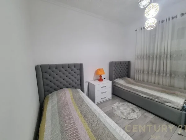 Tirane, jepet me qera apartament 2+1 Kati 2, 121 m² 800 € (PRANE KOPSHTIT BOTANIK)