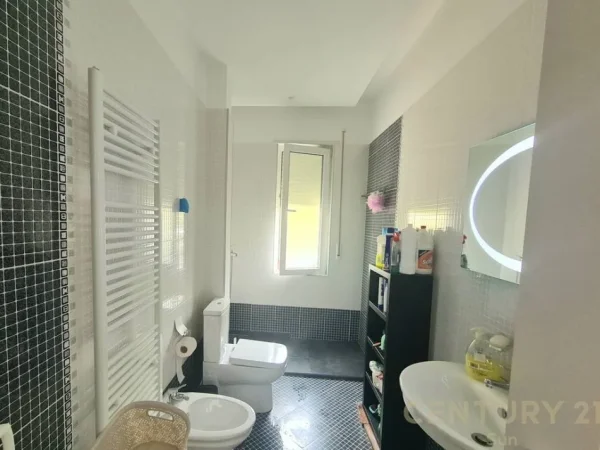 Tirane, jepet me qera apartament 2+1 Kati 2, 121 m² 800 € (PRANE KOPSHTIT BOTANIK)