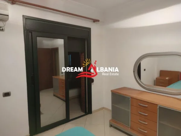 Tirane, jepet me qera apartament 2+1 , 100 m² 600 € (ne rrugen Ferit Xhajko prane tregut te Medresese)