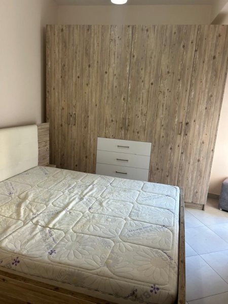 Tirane, jepet me qera apartament 1+1+Aneks+Ballkon Kati 5, 68 m² 450 € (Tek Brryli buze rruge Materniteti Ri)