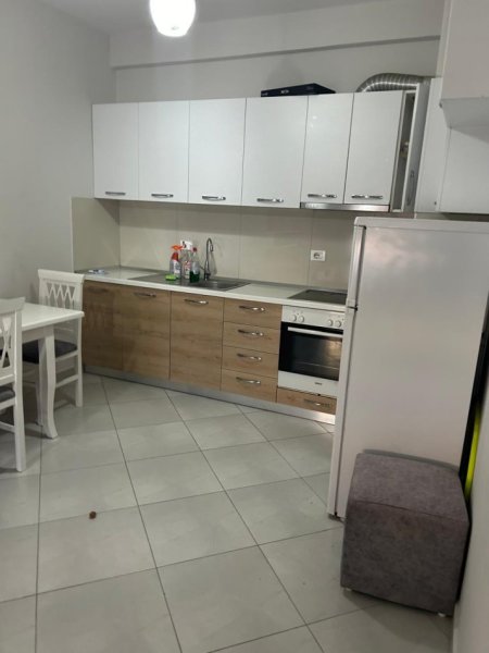 Tirane, jepet me qera apartament 1+1+Aneks+Ballkon Kati 5, 68 m² 450 € (Tek Brryli buze rruge Materniteti Ri)