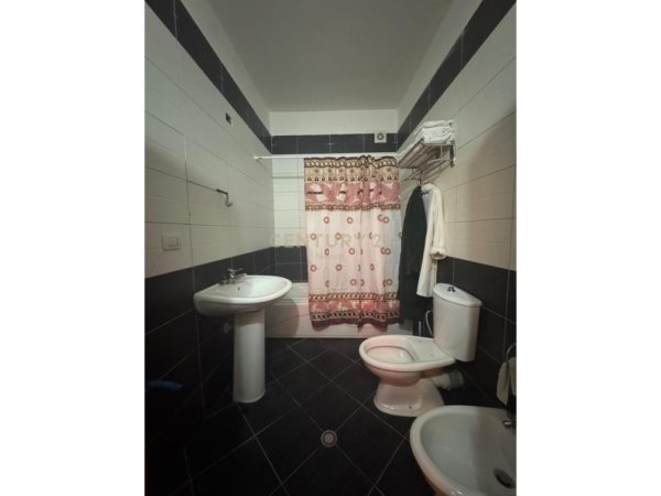 Tirane, jepet me qera apartament 1+1 Kati 4, 90 m² 550 € (Liqeni Thate)