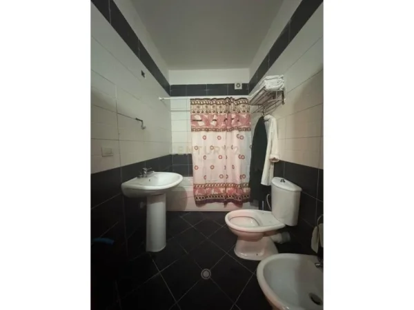 Tirane, jepet me qera apartament 1+1 Kati 4, 90 m² 550 € (Liqeni Thate)