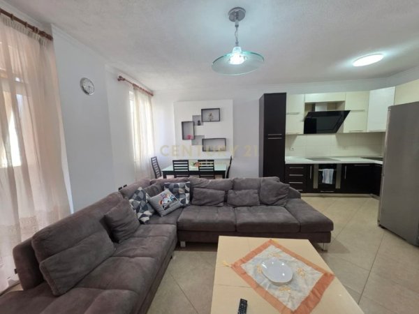 Tirane, jap me qera apartament 2+1+Aneks+Ballkon Kati 4, 90 m² 550 € (Stacioni i Trenit , Hipoteka)