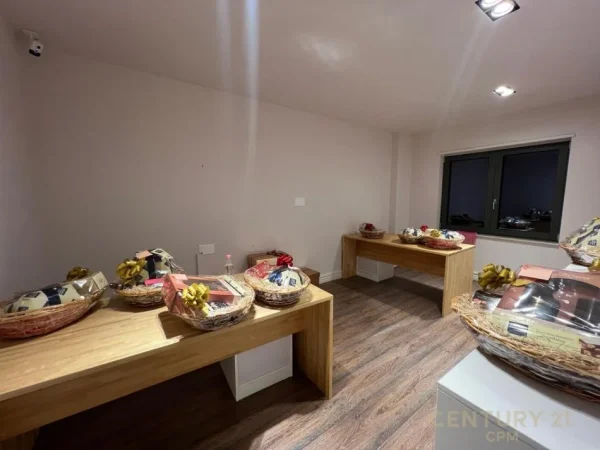 Tirane, jepet me qera zyre Kati 7, 170 m² 2.500 € (Zogu I Zi)