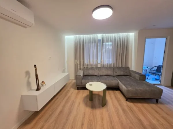 Tirane, jepet me qera apartament 2+1 Kati 1, 93 m² 900 € (Sheshi Skenderbej)